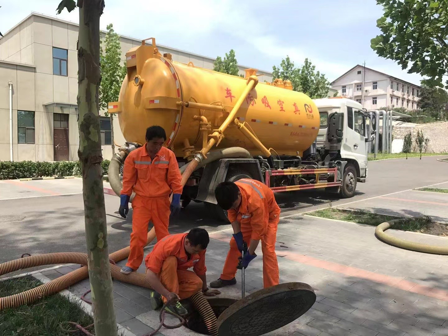 高邮管道疏通车停在窨井附近