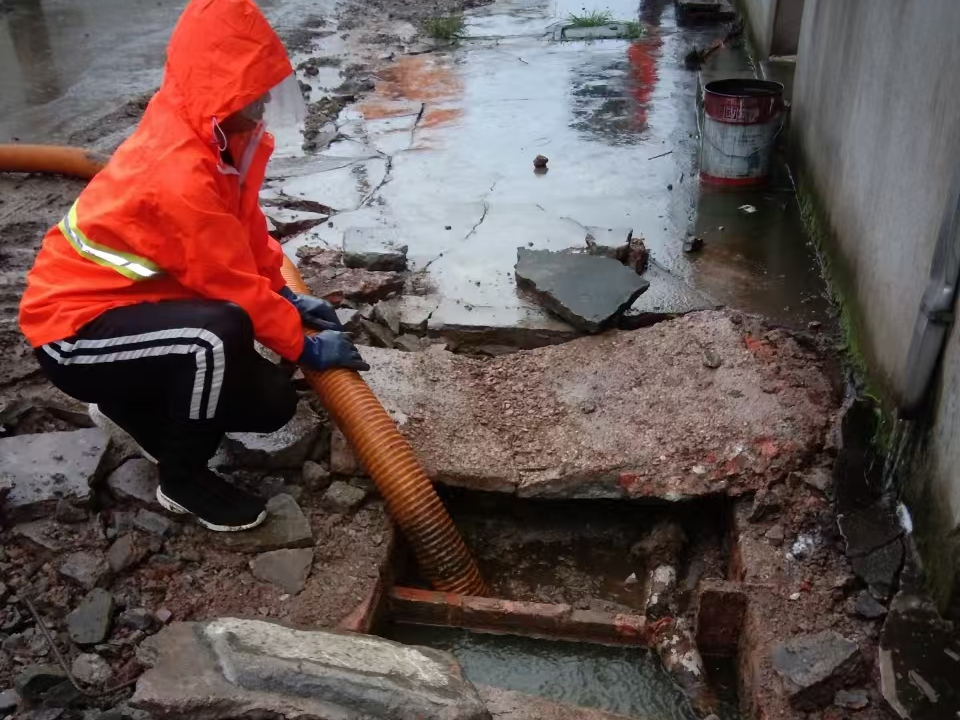 高邮专业清理污水池 炜誉市政以规范流程守护城市 “肠道”