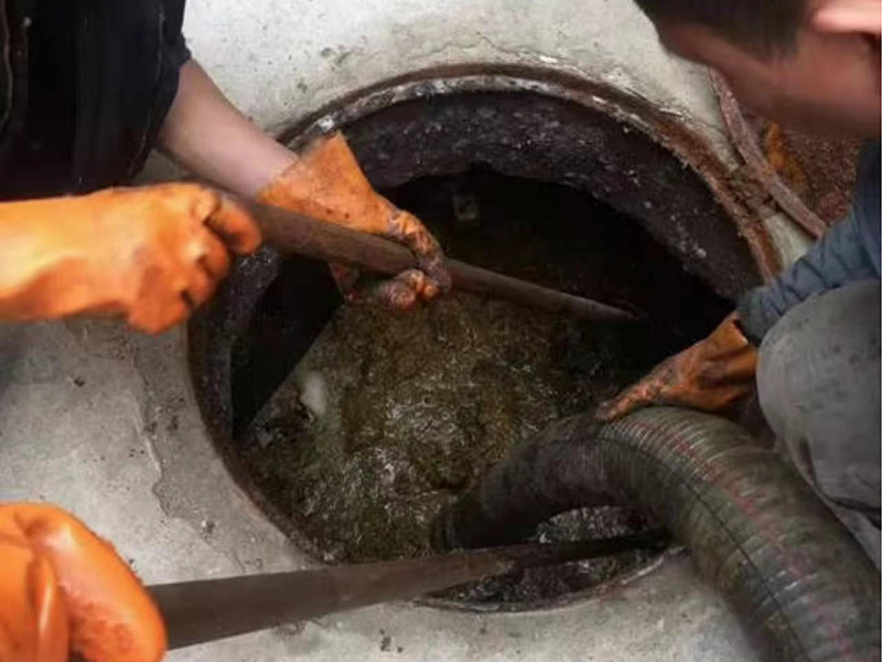 高邮清理化粪池时如何避免沼气的危害？